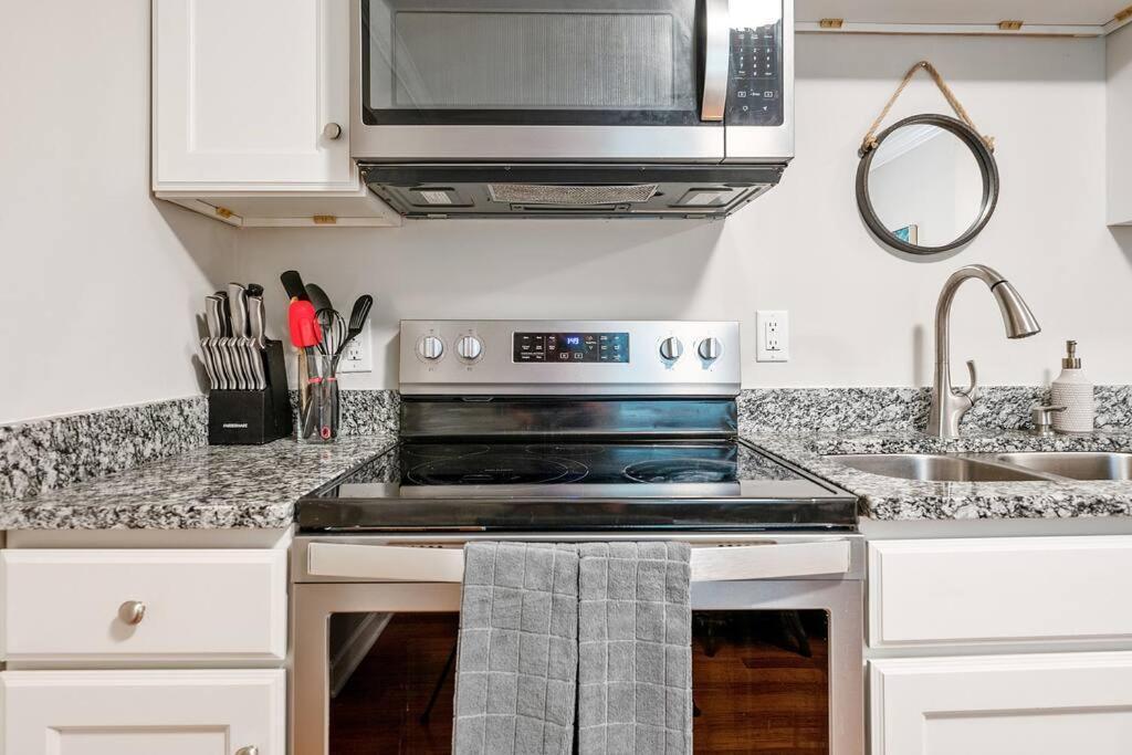 * Lux Modern Retreat * Downtown * King Beds * Apartment Durham Bagian luar foto